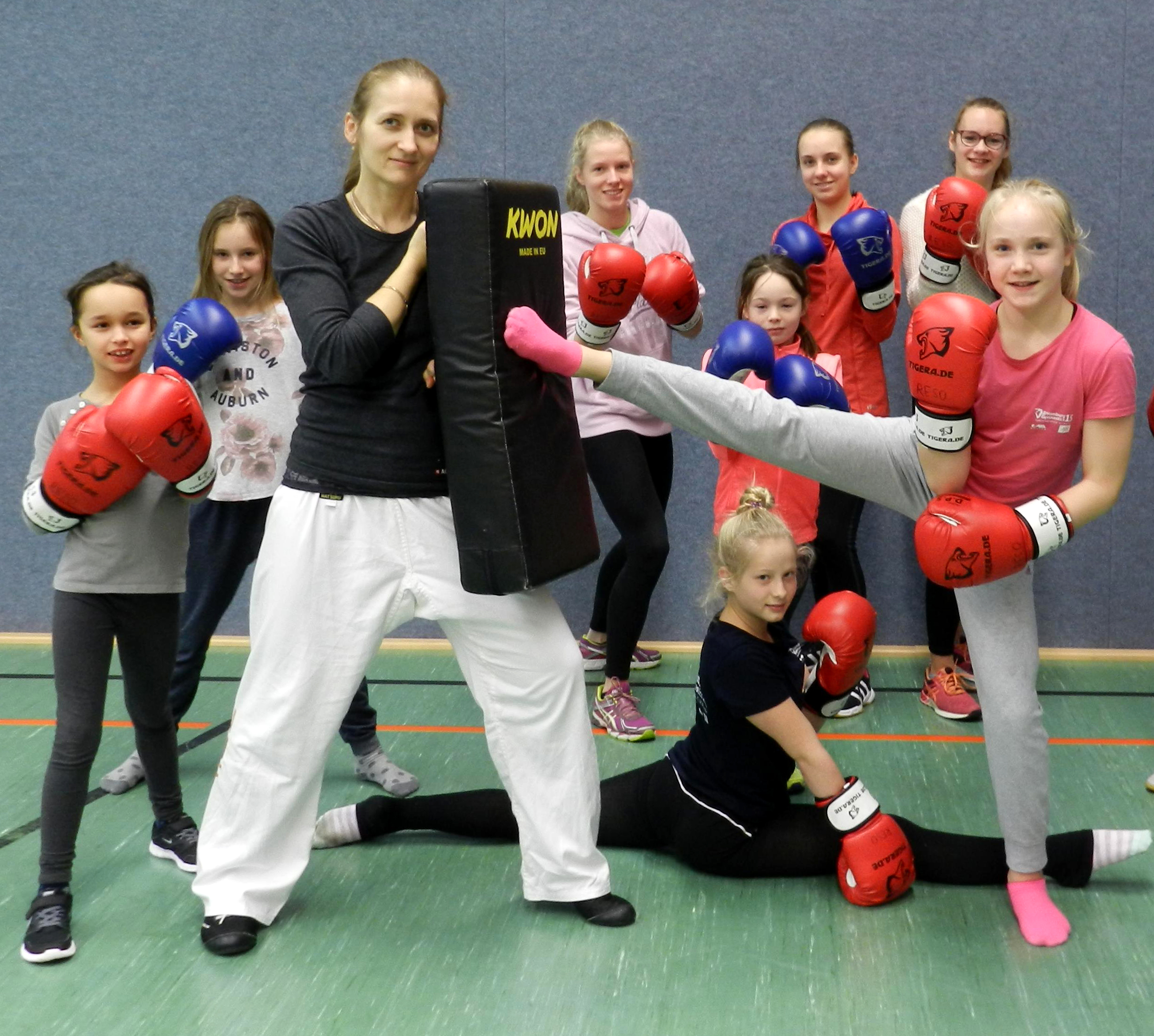 Julia Borisova mit den starken KTG-Turnerinnen in der Sporthalle in Pattensen