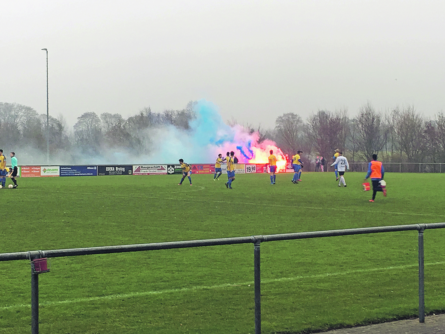 Pyros, Pöbeleien und Polizei - das Fußballspiel zwischen
Elstorf und Celle musste im vergangenen Dezember abgebrochen werden