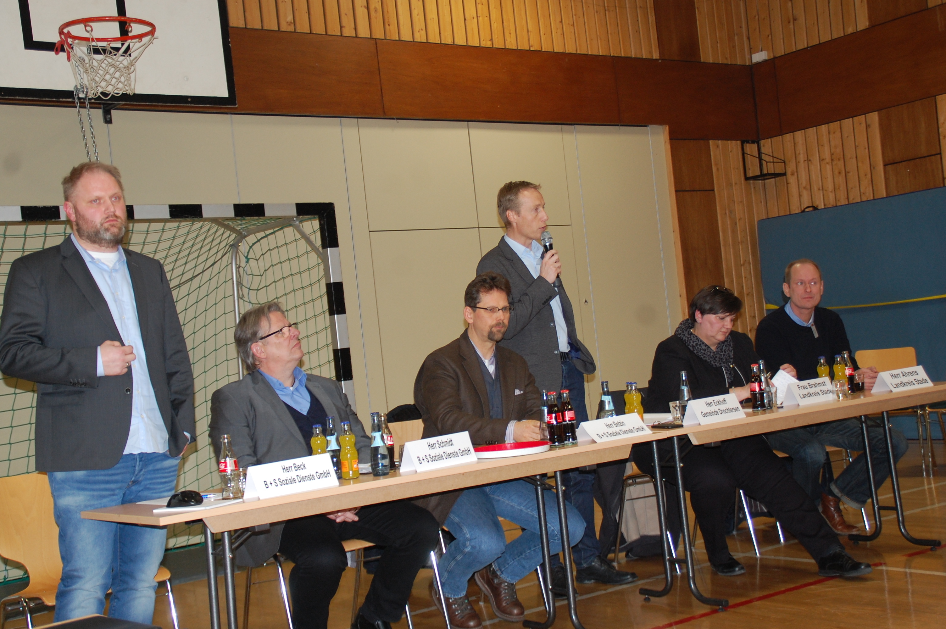 Informierten: Sebastian Beck, Udo Schmidt, Thomas Betzin (alle B6S), Bürgermeister Mike Eckhoff , Susanne Brahmst und Holger Ahrens (beide Landkreis,v.li.)