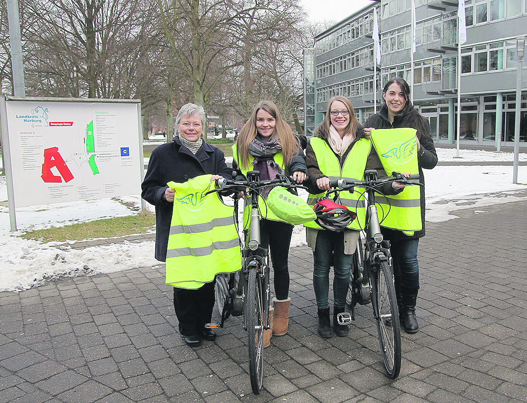"Schutzengel" gehen als Beispiel voran (v. li.): Bettina Bergmann-Noeres (Ansprechpartnerin für "Schutzengel" beim Landkreis Harburg), Jana Gelsdorfund Laura Behr (beide Auszubildende des Landkreises) sowie Fahrradbeauftragte Susan Meyer