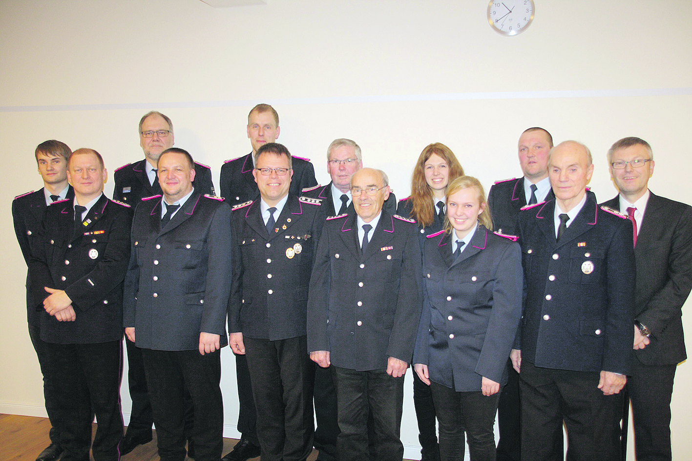 Samtgemeinde-Bürgermeister Olaf Muus (re.) dankte den Mitgliedern der Freiwilligen Feuerwehr Marxen für ihr Engagement
