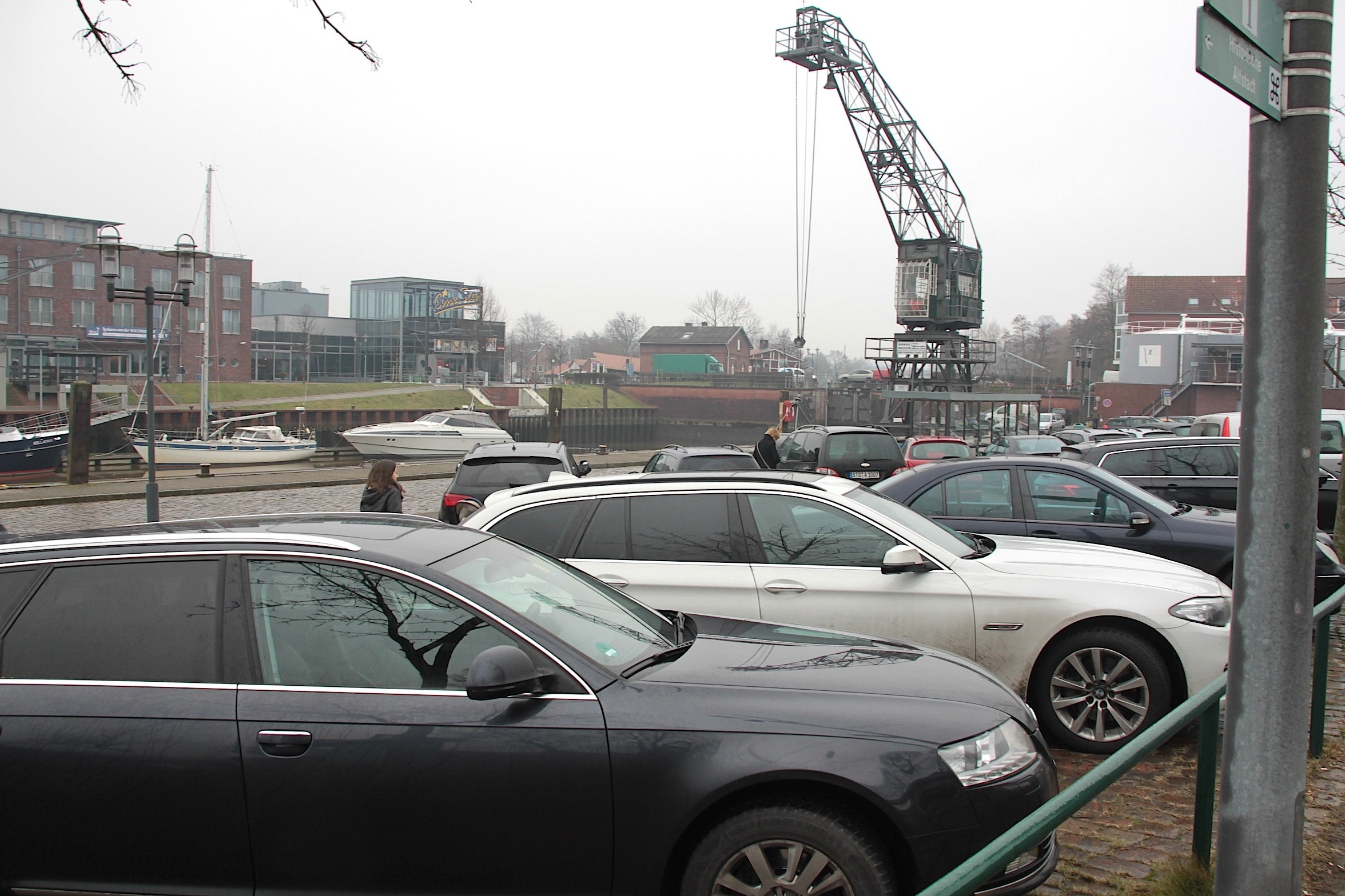 Parkende Autos stören das Stadtbild am Hafen