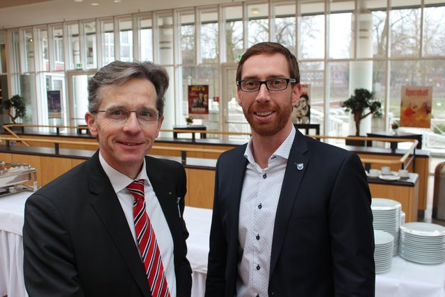 Dr. Henning Ziemer (Geschäftsführer Synthopol, li.) mit Thorsten Sundermann, Marketingleiter in der Geschäftsstelle der Buxtehuder Bundesligadamen