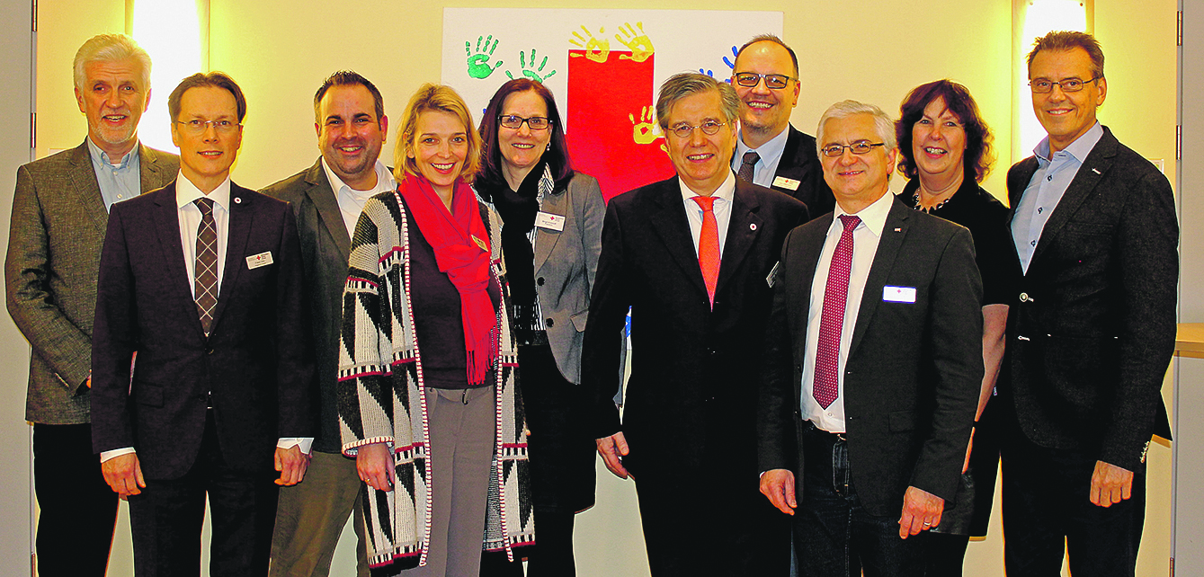 Das Foto zeigt das neue DRK-Präsidium mit: (v. li.) Henrich-Martin Feuerbach, Frank Völz, Jan Bauer, Svenja Stadler, Birgit Eckhoff, Präsident Norbert Böttcher, Kai Uffelmann, Roger Grewe, Susanne Brüggemann und Dr. Jörn Jepsen