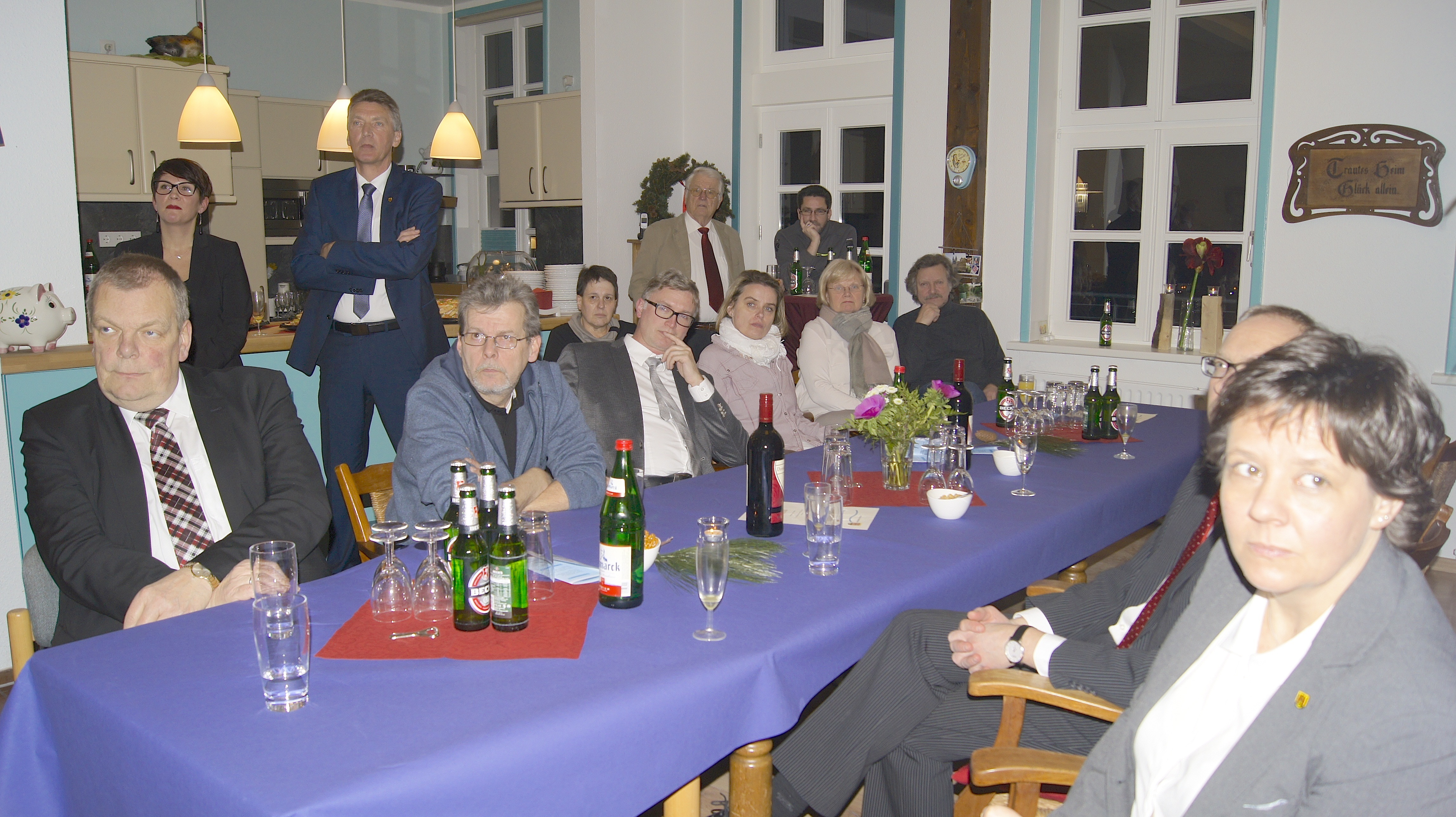 Horneburgs Bürgermeister Hans-Jürgen Detje (hinten, 2. v. li.)
hatte die Gewerbetreibenden erstmals zum Neujahrsempfang eingeladen