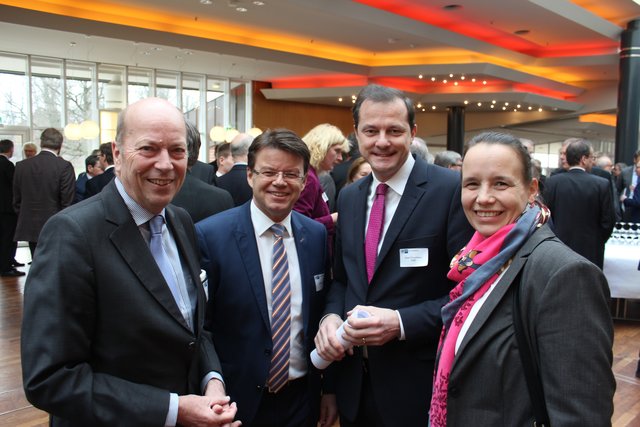 Der CDU-Bundestagsabgeordnete Oliver Grundmann (2.v.re.) im Gespräch mit Notar Martin C. Lockert (v.li.) sowie Martin Ruehs und Isabel Schuldt von Eisbär Eis
