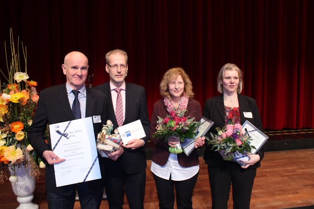 Thomas Windgassen (IHK-Präsident, 2.v.li.) mit den Lehrern des Jahres Jürgen Schwanemann (v.li.), Martine Claasen und Sonja Schraplau