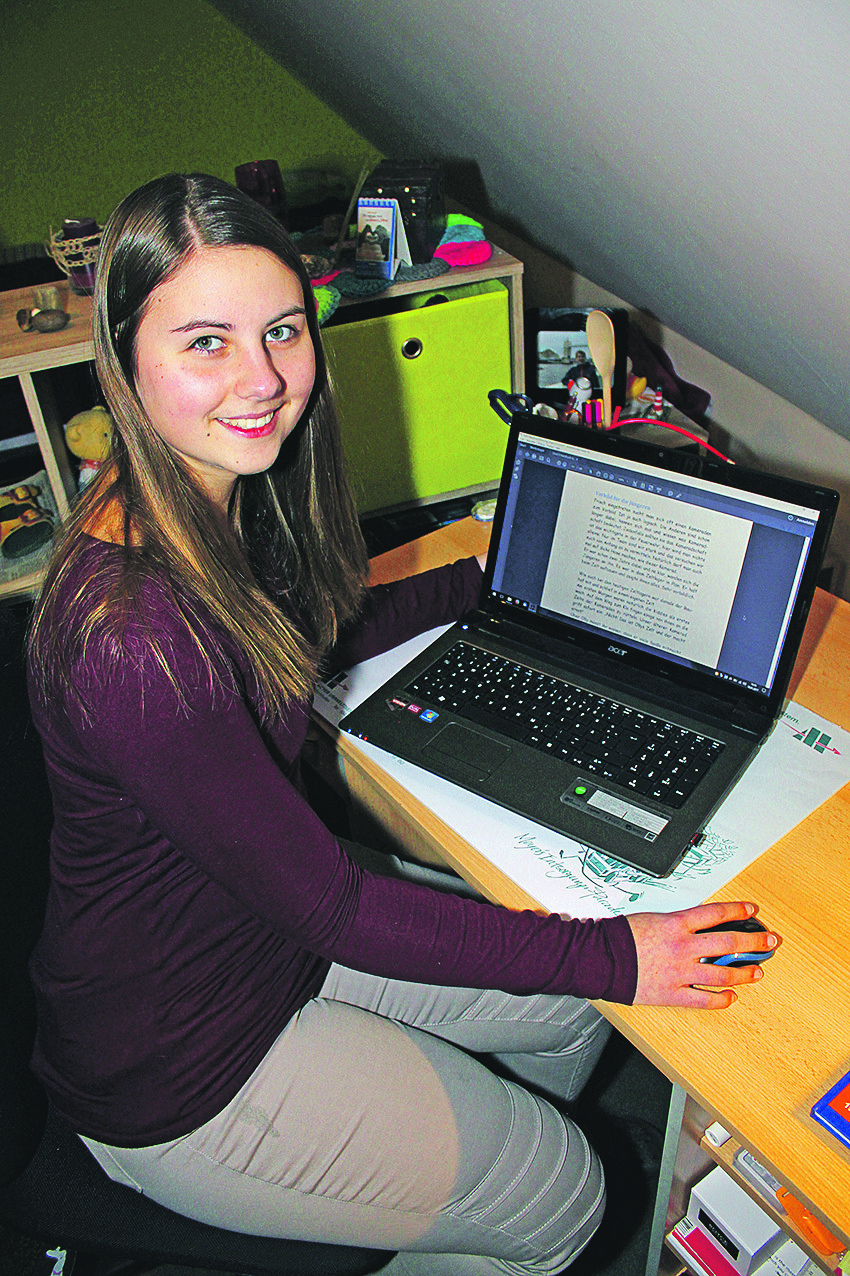 An ihrem Notebook gestaltete Franziska die Texte und Bilder für die einzelnen Seiten