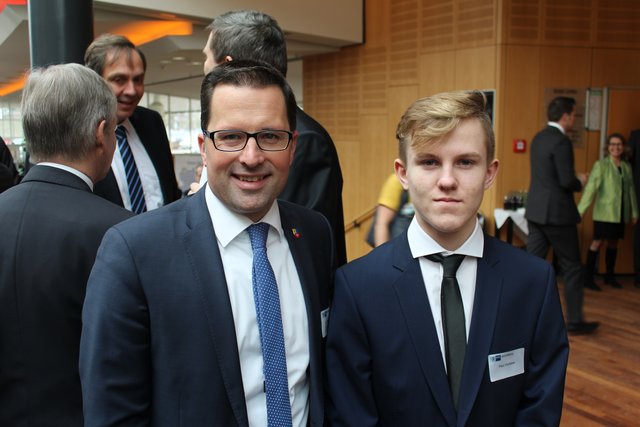 CDU-Landtagsparlamentarier Kai Seefried in Begleitung eines Praktikanten Paul Kiefaber