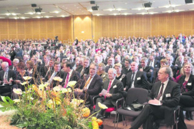 Etwa 800 Unternehmen und Politiker sowie weitere Gäste kamen am Mittwoch ins Stadeum | Foto: bc