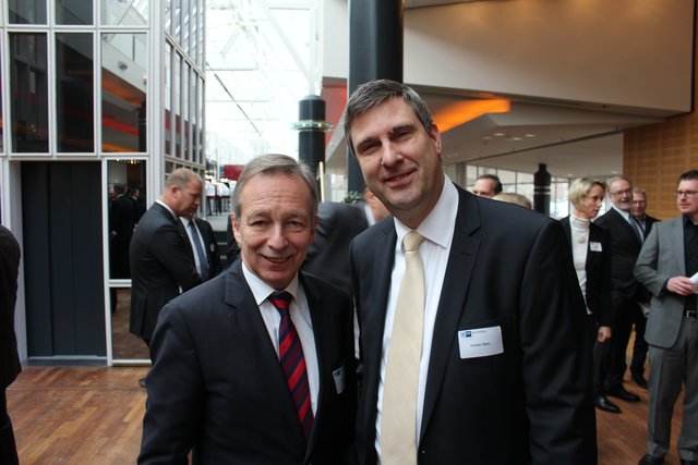 CDU-Stadtrat Karsten Behr (re.) Heinz Lüers, Vorstandschef der Sparkasse Harburg-Buxtehude