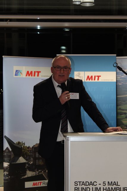 Henning Münnecke,  Vorsitzender des MIT-Kreisverbandes, begrüßt die Gäste