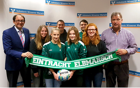 Das Organisationsteam mit Herrmann Kohlhaus (li., Co-Sponsor Volksbank) und dem Hauptsponsor und Namensgeber Holger Tillmann (re.)