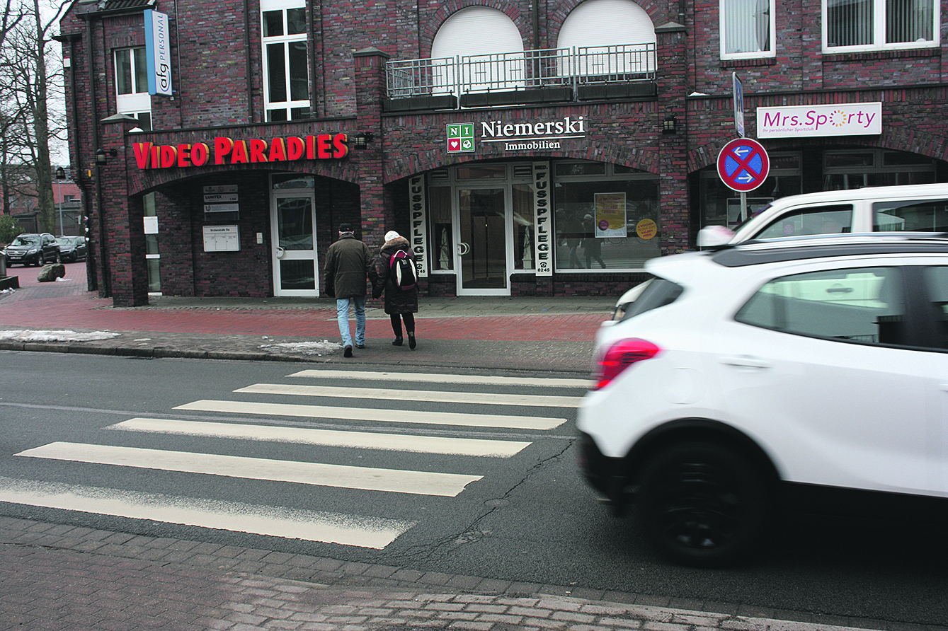 Einer der drei Zebrastreifen, an denen die Autofahrer immer wieder anhalten müssen