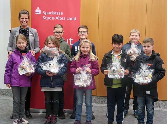 In Stade freut sich Mitarbeiterin Ute Alpers-Jancke (v. li.) mit den Gewinnern: Indra Maria Meister, Malou Gerken, Finn Eccarius, Jan Ole Cording, Sarah Bruns, Volkan Erten, Mika Ehlers und Matti Wilhelmi