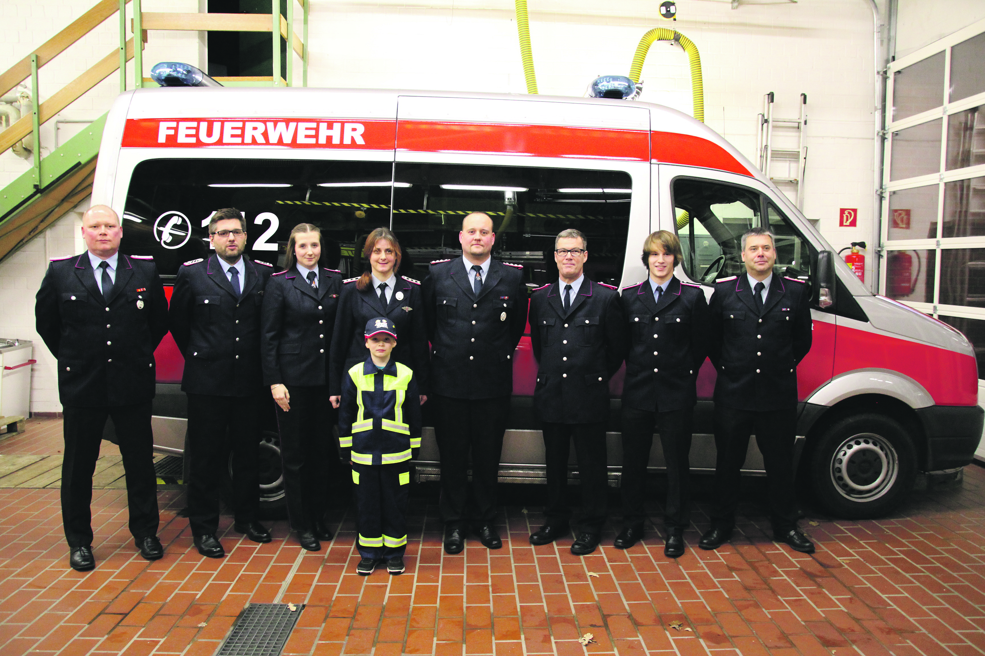Vor dem neuen MTW (v. li.): Frank Tödter, Birger Meyer, Christiane Meyer, Martina Kretschmer, Tyler Ben Zemplin (7), Andre Mohrmann, Karsten Kapanke, Tobias Trotnow und Sven Bauer