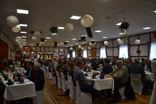 Die geladenen Gäste feierten in der Kutenholzer Festhalle