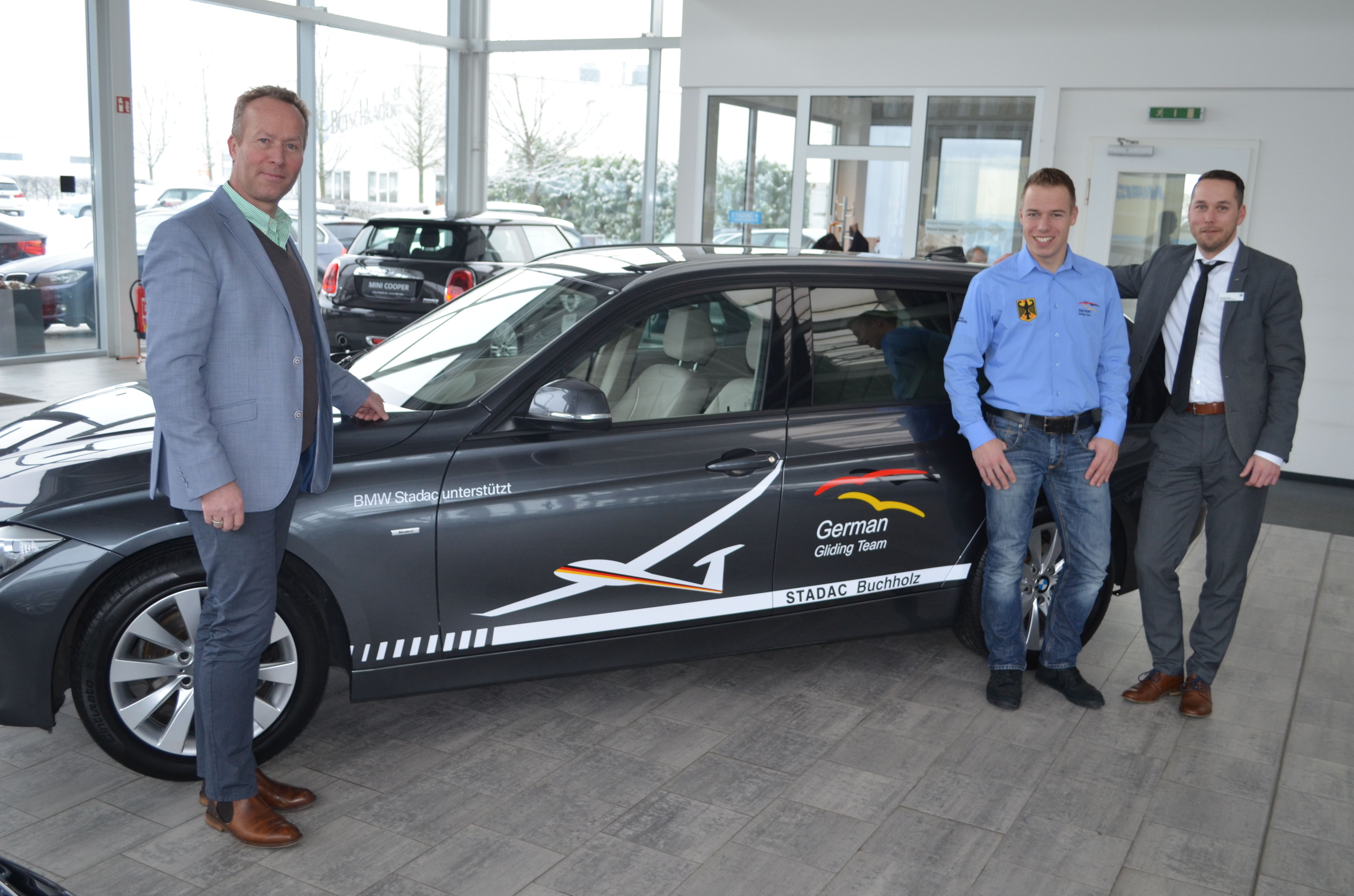 STADAC-Verkaufsleiter Andreas Maul (li.) überreicht mit Mitarbeiter Christian Kleist (re.) das Fahrzeug an Dennis Behnke