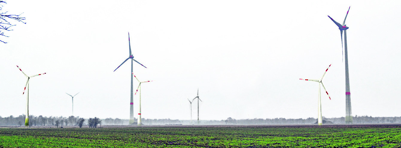 Der Windpark nahe der Schulstraße in Königsmoor bekommt drei neue Windenergieanlagen (in Weiß-Rot)