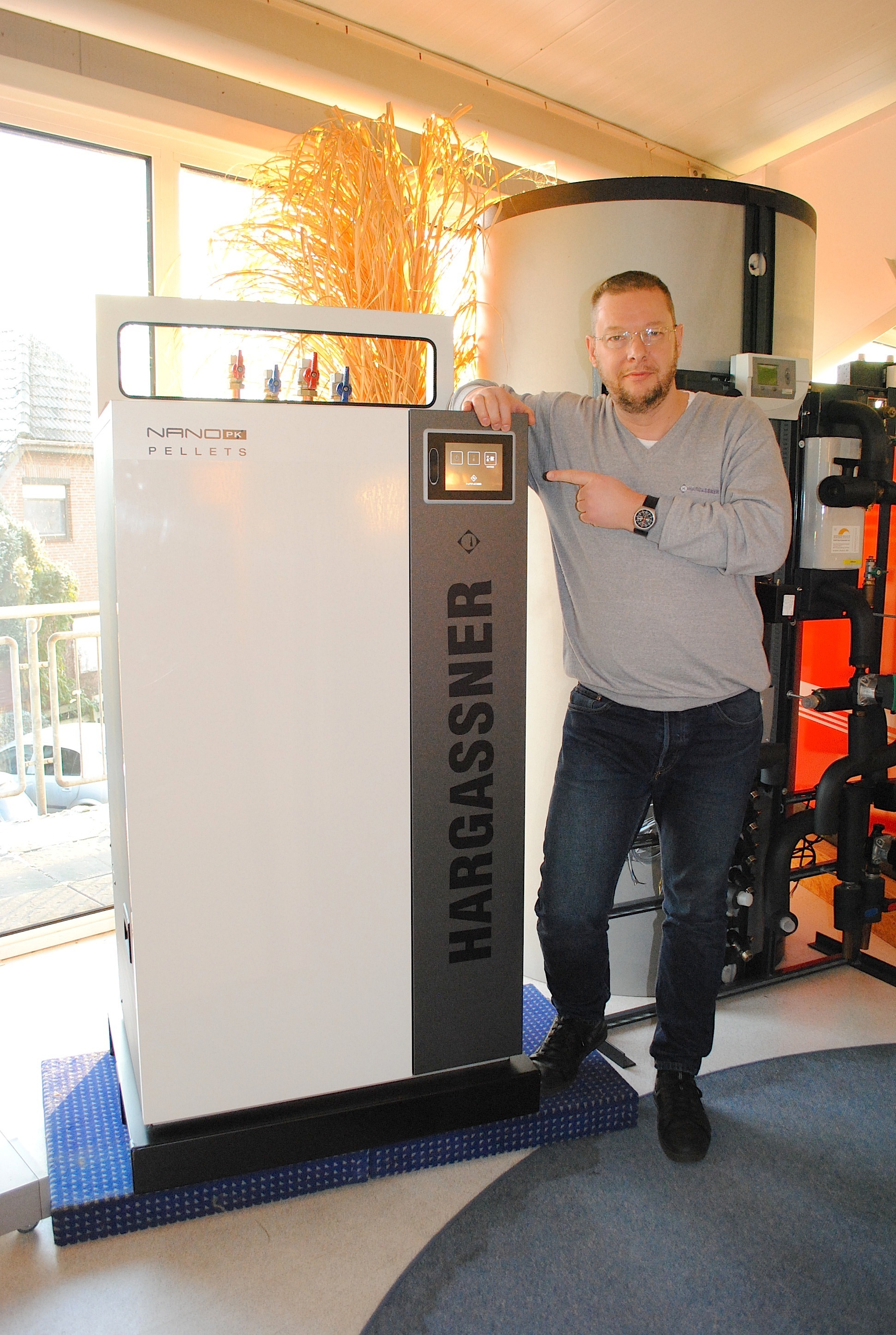 Ingo Stöver zeigt die kleinste Pellet-Heizung der Welt mit einer Leistung zwischen 1,9 und 32 kW
