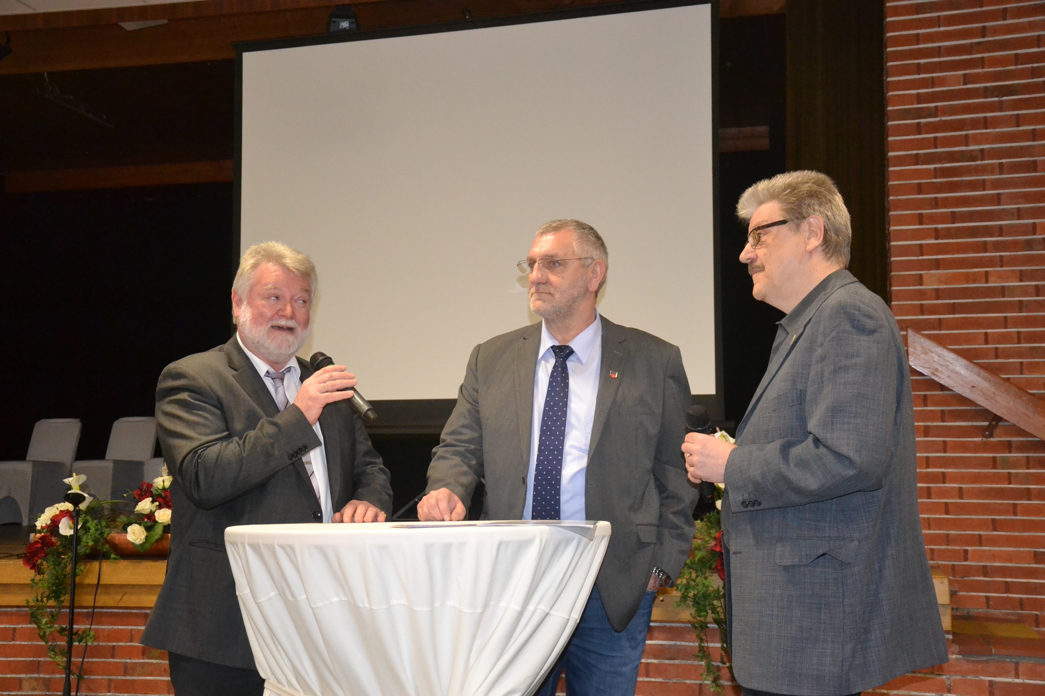 Ralf Handelsmann und Gerhard Seba im Gespräch mit Moderator Lutz Schadek (v.l.)