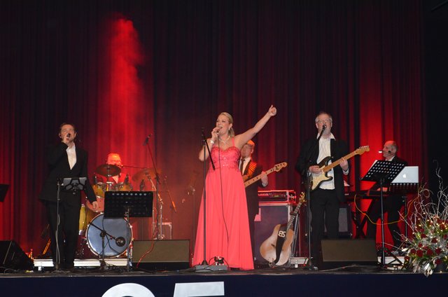 Die Band "Shout" mit ihrer Sängerin Tanja Pahrmann sorgte für beste Ballatmosphäre