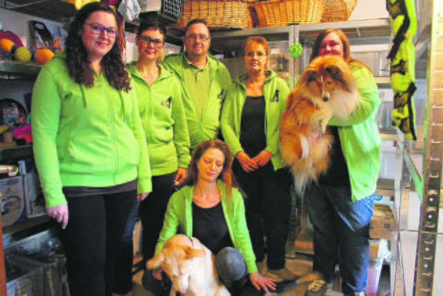 Das Team der Tiertafel sorgt dafür, dass bedürftige Tierhalter
ihre Vierbeiner versorgen können (v. li.): Ana Kirste-Ajroudi,
Tatjana Josek, Sven und Sonja Plorin, Jasmin Förstera mit „Luigi“ und Nicole Lorenz mit „Mali“ und „“Lina“ (vorne)