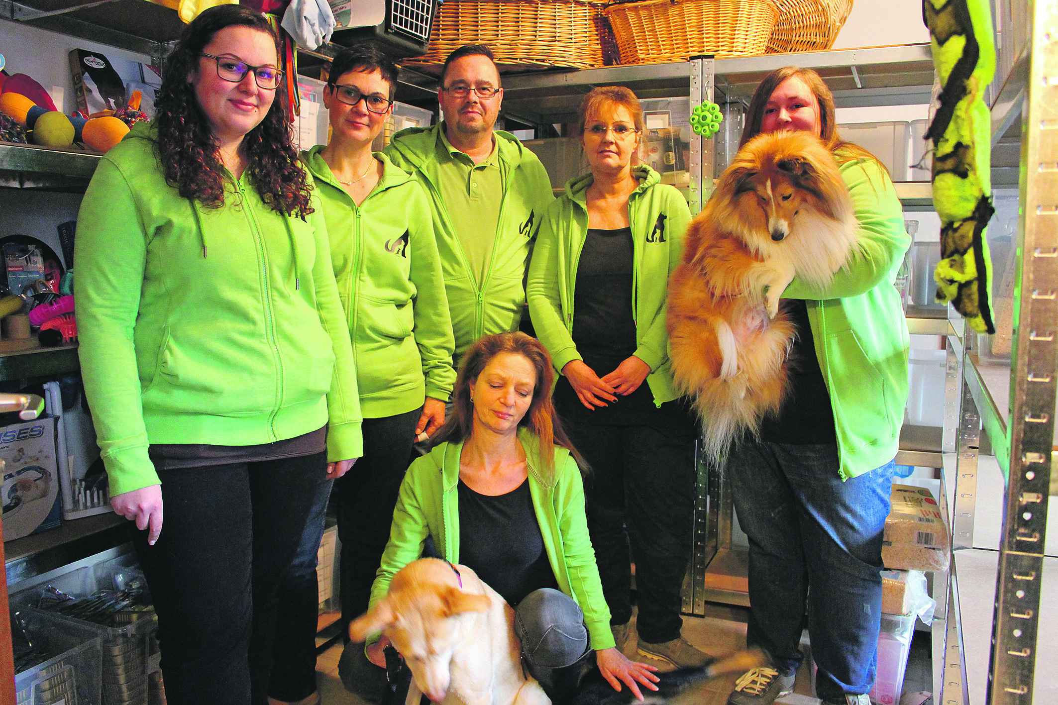 Das Team der Tiertafel sorgt dafür, dass bedürftige Tierhalter
ihre Vierbeiner versorgen können (v. li.): Ana Kirste-Ajroudi,
Tatjana Josek, Sven und Sonja Plorin, Jasmin Förstera mit „Luigi“ und Nicole Lorenz mit „Mali“ und „“Lina“ (vorne)
