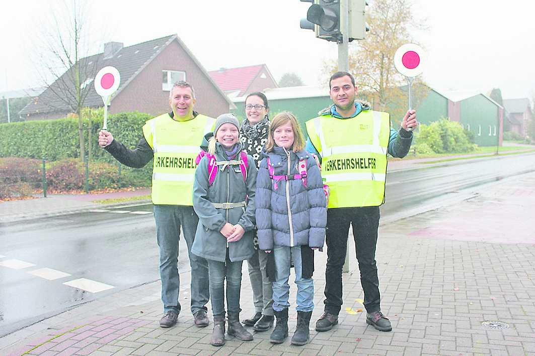 Freuen sich, dass die Ampel sicherer wird: Bürgermeister Timo Gerke, Schulleiterin Tina Reiß und Lotse Abdul-Rahmann Jimo (hinten, v.li.) mit den Schülerinnen Lara (li.) und Fentje