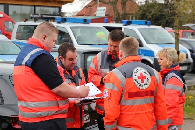 Lagebesprechung beim Einsatz mit DRK-Kreisbereitschaftsleiter Jan Bauer (2. v. li.) | Foto: DRK