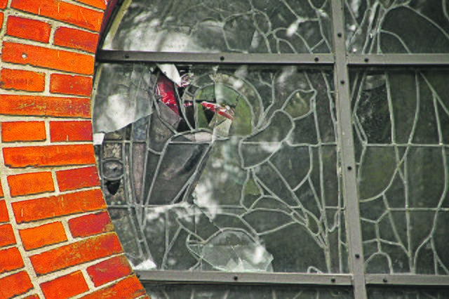 Die Detailaufnahme zeigt das Schutzglas, das am Osterfenster zu Bruch gegangen ist