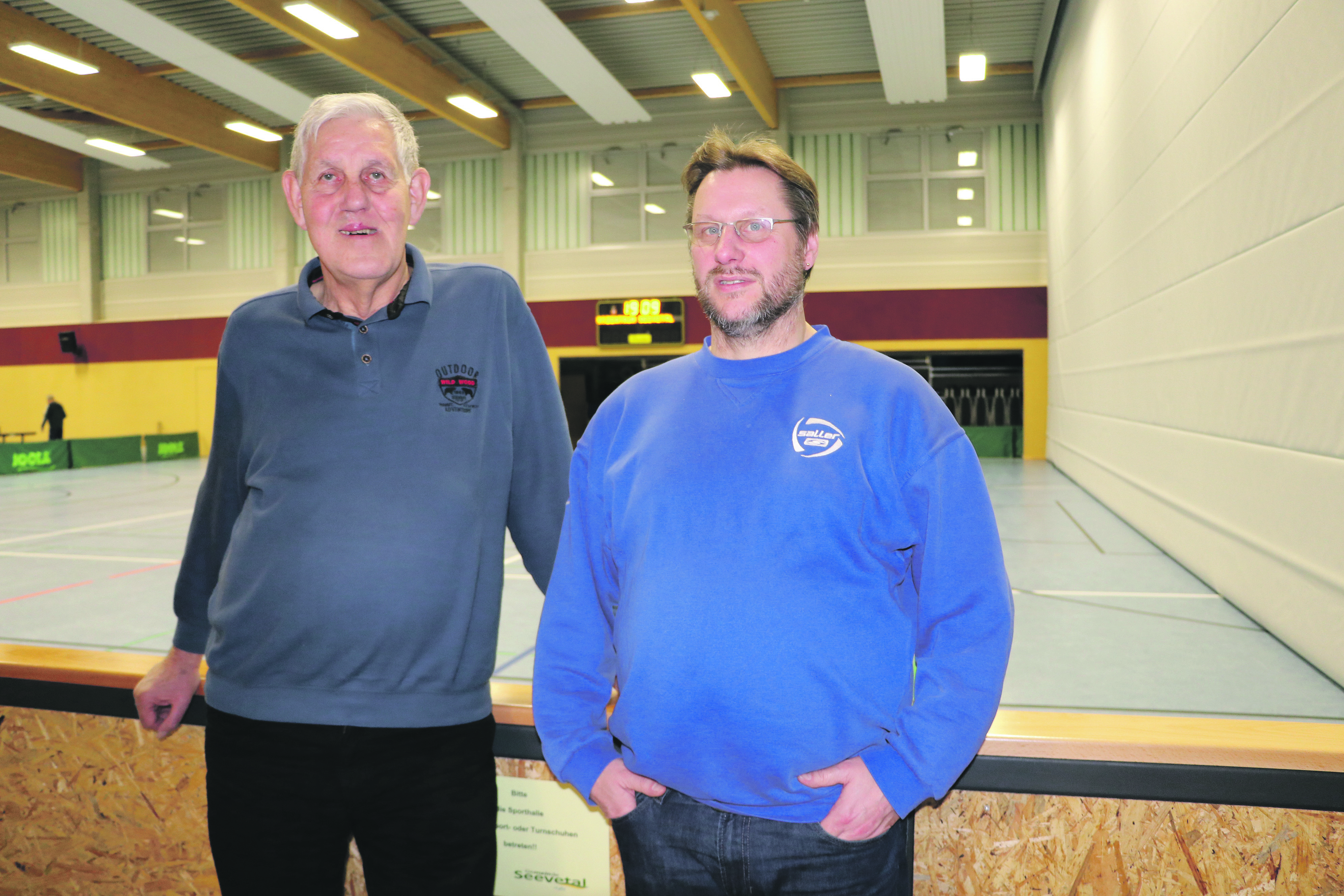 Vereinsvorsitzender Walter Hagemann (li.) und TuS-Pressesprecher Rüdiger Otto in der neuen Sporthalle
