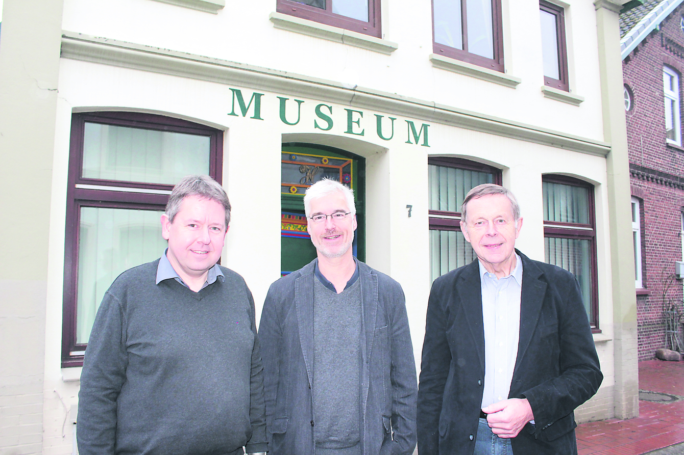 Der Vorstand der Kulturstiftung Altes Land mit Hans-Heinrich Quast (re.) und Dr. Robert Gahde (li.) sowie Volkskundler Dr. Frank Schlichting