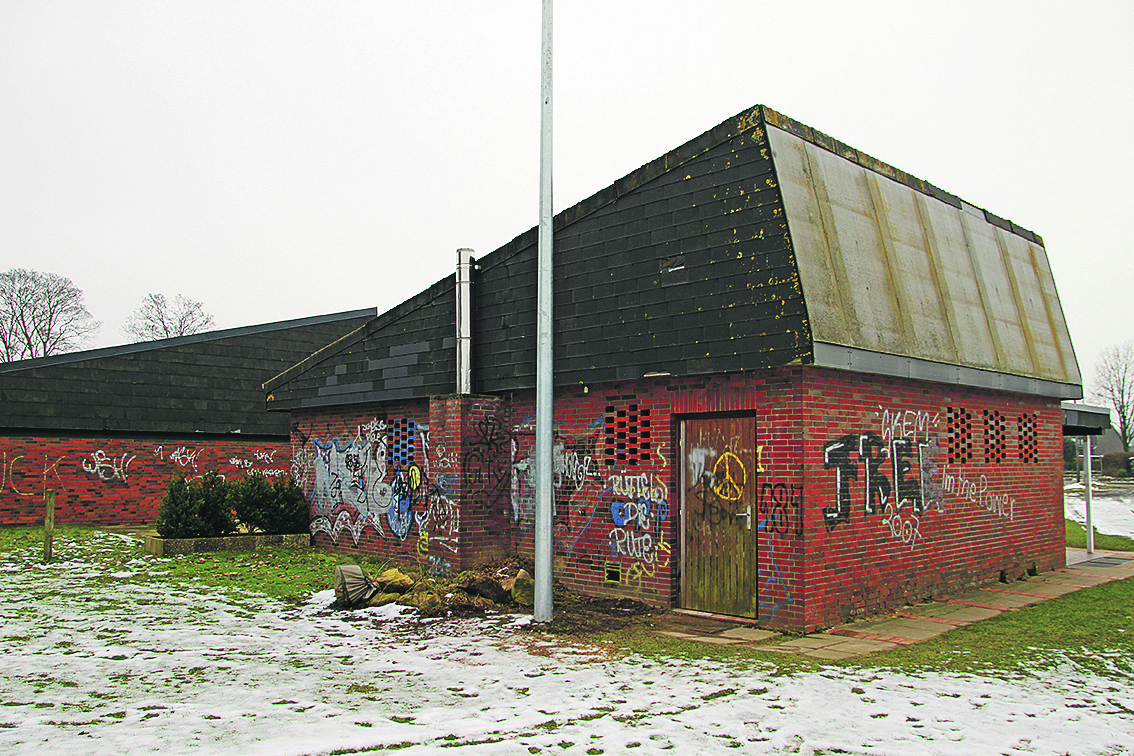 Ist bereits von außen mit Graffiti "verziert": Das Apenser Schützenhaus soll umfangreich saniert werden