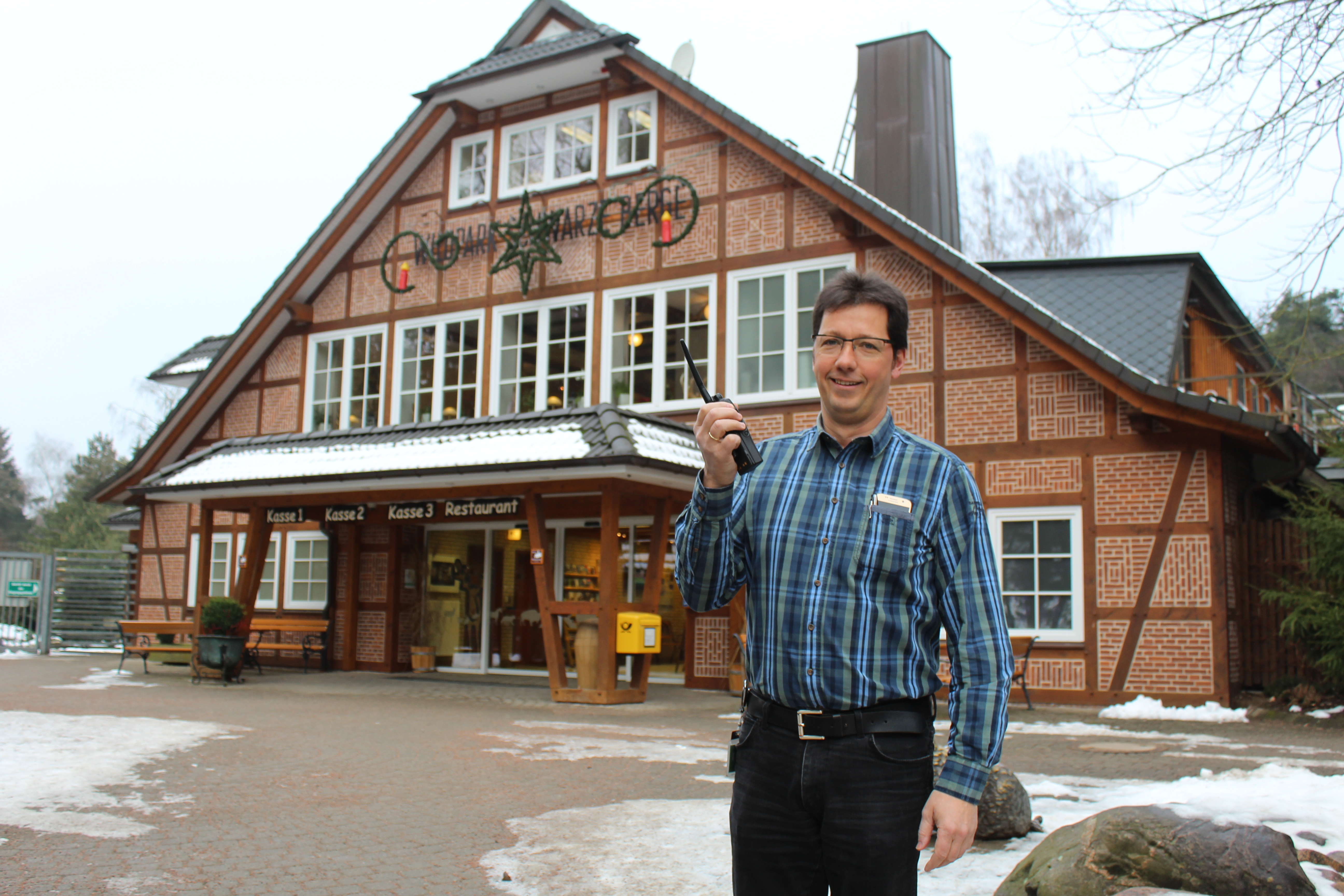 Geschäftsführer Arne Vaubel, hier vor dem Eingang des Wildparks Schwarze Berge, und seine Mitarbeiter behelfen sich mit Walkie-Talkies