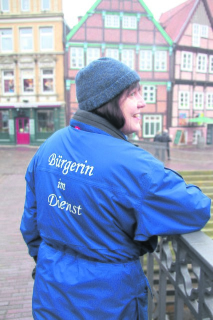 Seit einem Jahrzehnt engagierte Bürgerin im Dienst: Marlies von Pothen am Stader Fischmarkt