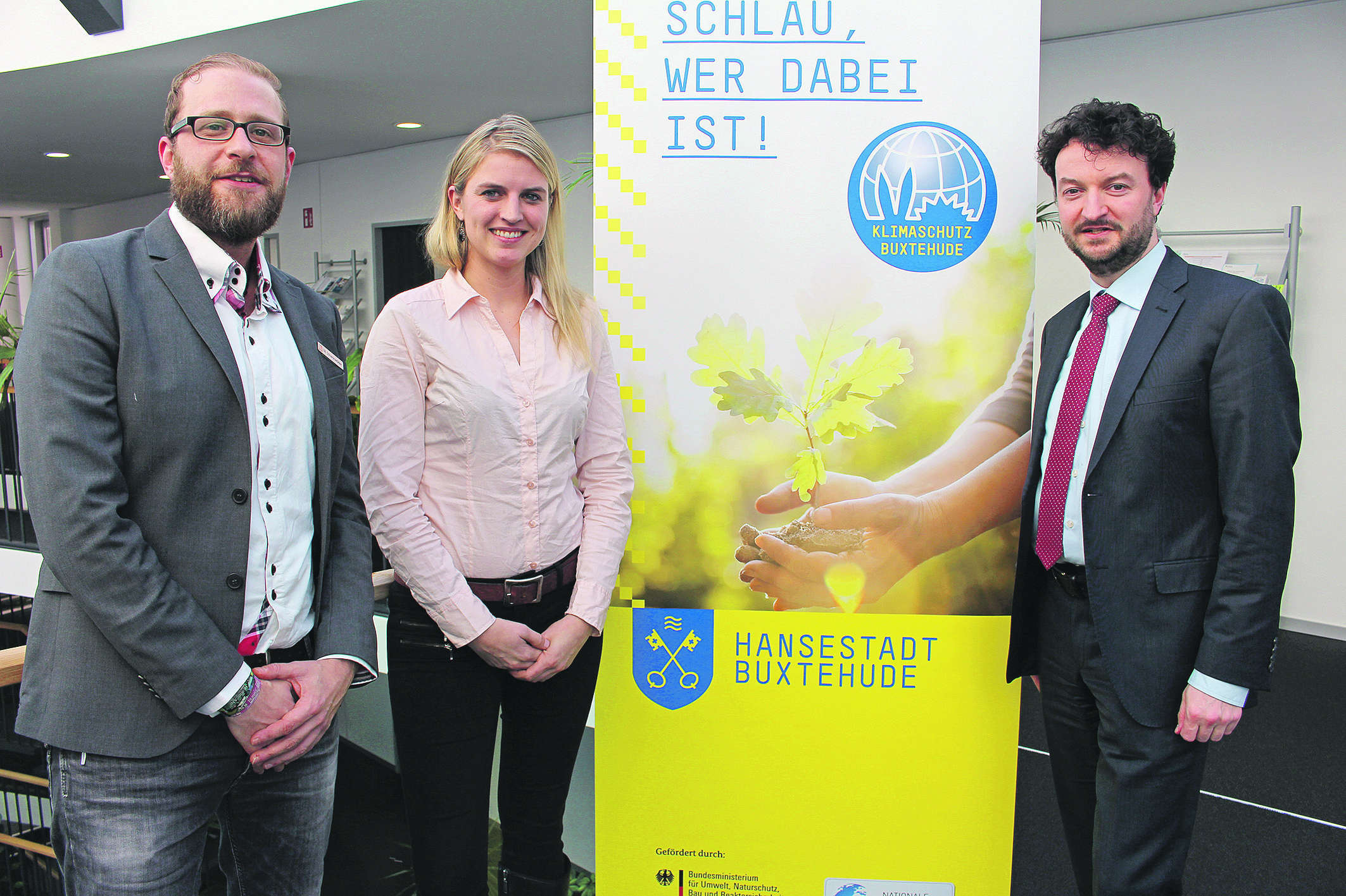 Sorgen mit ihren Kampagnen für mehr Energieeffizienz in Buxtehude:
die Klimaschutzmanagerin Ann-Katrin Bopp, Daniel Berheide (r.) und Marcel Schwarzwälder von den Buxtehuder Stadtwerken