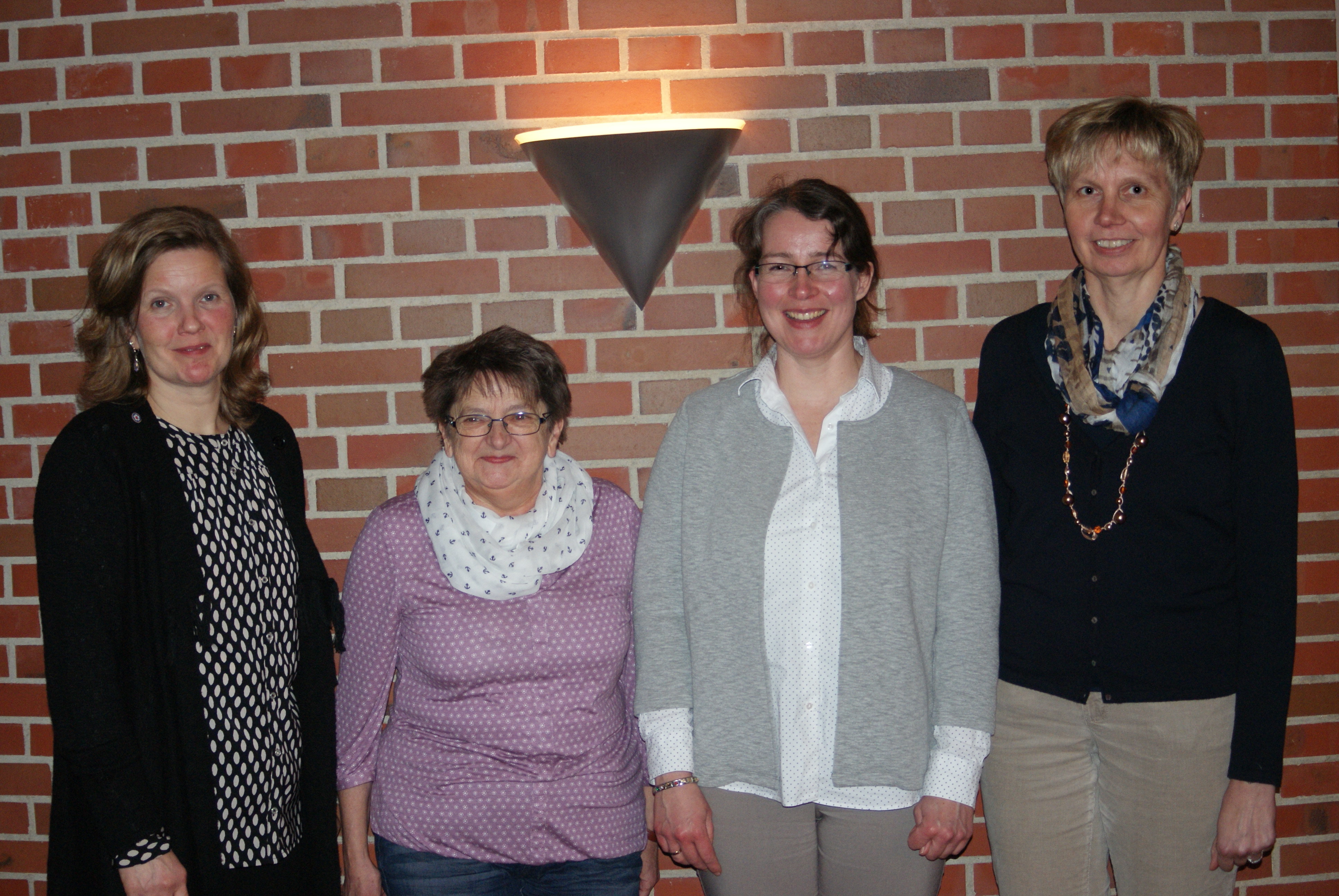 Wechsel im Pfarrbüro und Gemeindehaus - von links: Küsterin Karina Meier und Vorgängerin Karin Schwarzbach sowie Pfarrsekretärin Katrin Andersen und Vorgängerin Martina Reil
