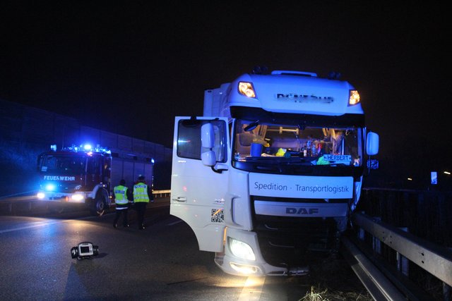 Auch der Lkw wurde schwer beschädigt. Der Trucker kam in ein Krankenhaus | Foto: Matthias Köhlbrandt