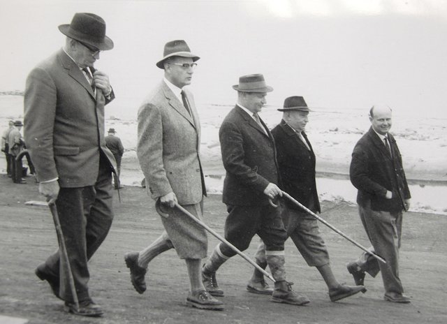 Deichschau vor einem halben Jahrhundert: Aufnahme aus Gunter Armonats privatem Fotoarchiv mit Regierungspräsident Ernst Miericke (2. v. li.) und einer Expertendelegation an der Elbe | Foto: Armonat Privatarchiv