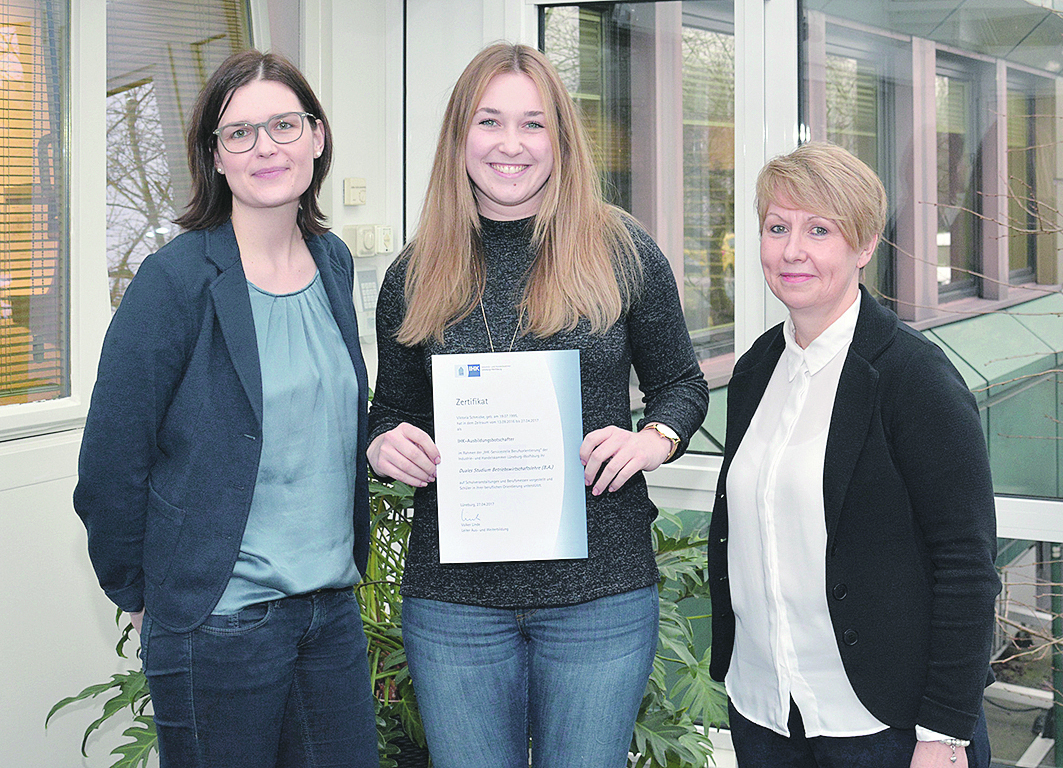 Ausbildungsbotschafterin Viktoria Schmidke (Mitte) erhielt ihr Zertifikat von Kirsten Deising (Projektkoordinatorin der IHK Lüneburg-Wolfsburg, li.). Anette Christoffel (OTG) war bei der Übergabe dabei