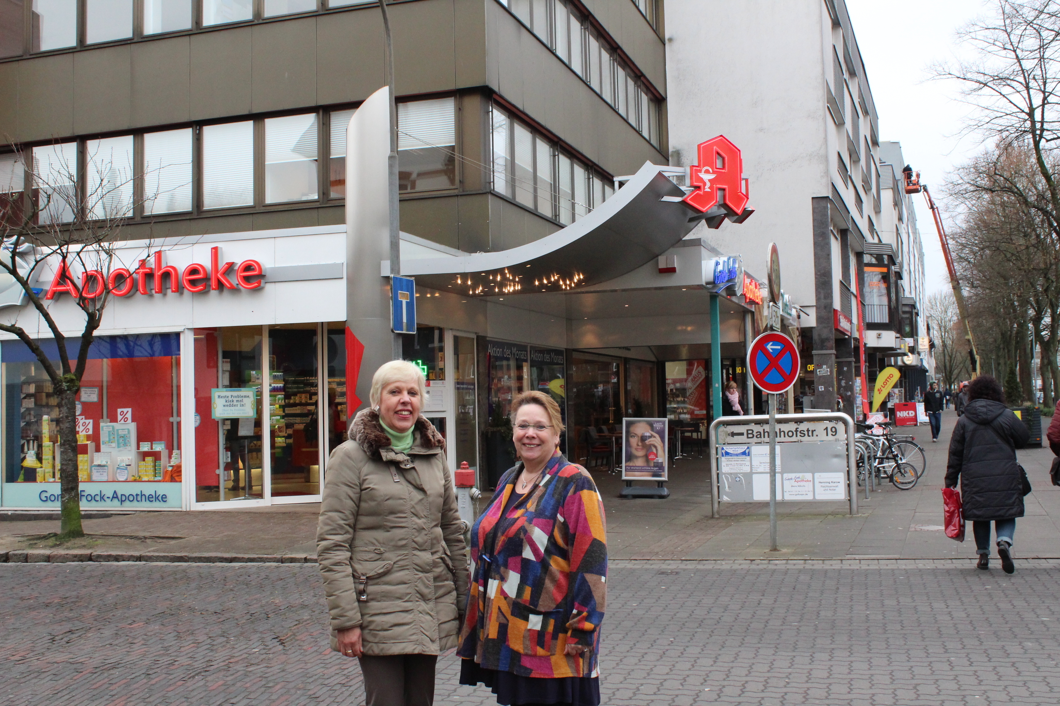 Apothekerin Mara Mikulis (li.) und Dessous-Geschäftsinhaberin Beatrice Kietzmann wollen mit ihrem Engagement die Attraktivität der Bahnhofstraße erhöhen