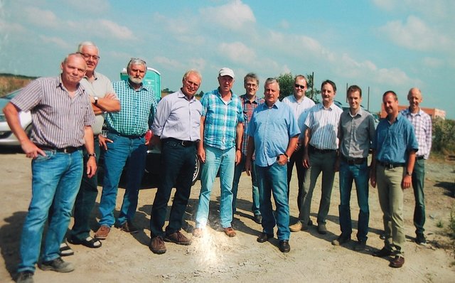 Abnahme einer Deichbaustelle im Verbandsgebiet: Gunter Armonat (6. v. re.) mit weiteren Hochwasserschutzexperten | Foto: Armonat privat