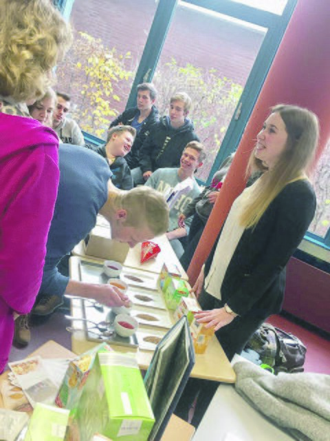 Mit einem "Tea Tasting" gab Viktoria Schmidke Schülern eine Kostprobe des Arbeitsalltags bei der OTG