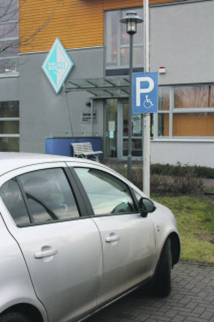Bald soll ein weiterer Behindertenparkplatz am Sportzentrum geschaffen werden