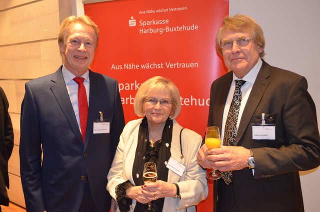 Ex-Sparkassen-Mitarbeiter Hans-Jürgen Putensen (v. li.) Ingelore und Hans-Peter Laudahn (Reifen Laudahn)