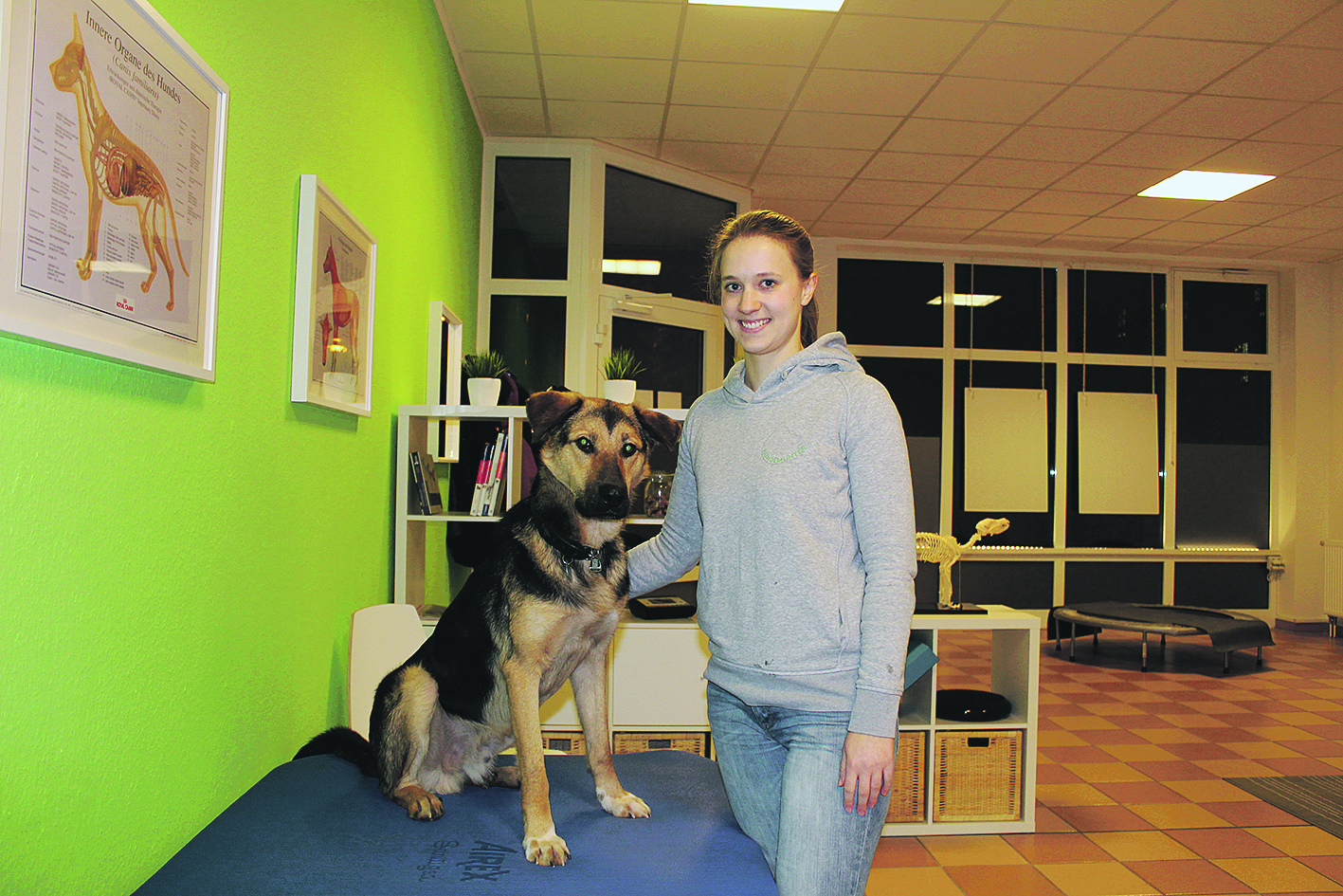 Die Hundephysiotherapeutin Sarah Hartmann mit Patient
„Kalle“ auf der Massagebank