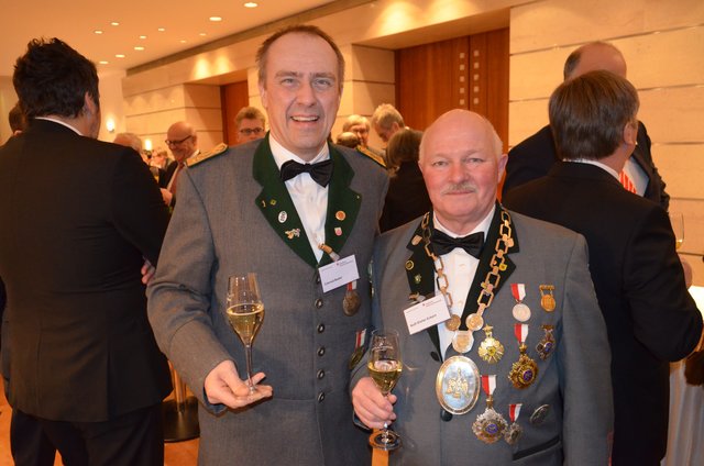 Gruß von den Schützen: Conrad Bader (li., Harburger Schützengilde) und Gildekönig Rolf-Dieter Eckert