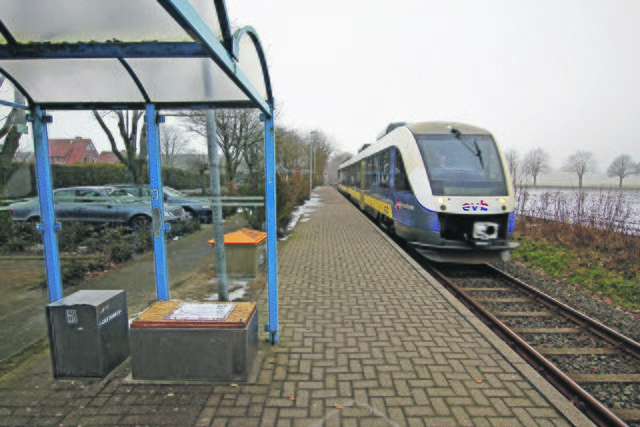 Am Bahnhof Apensen kann derzeit kein Ticket gelöst werden.Der beschädigte Automat ist abmontiert | Foto: jd