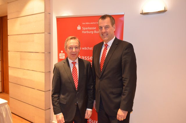 Heinz Lüers und Andreas Sommer (rechts), Vorstand der Sparkasse Harburg-Buxtehude